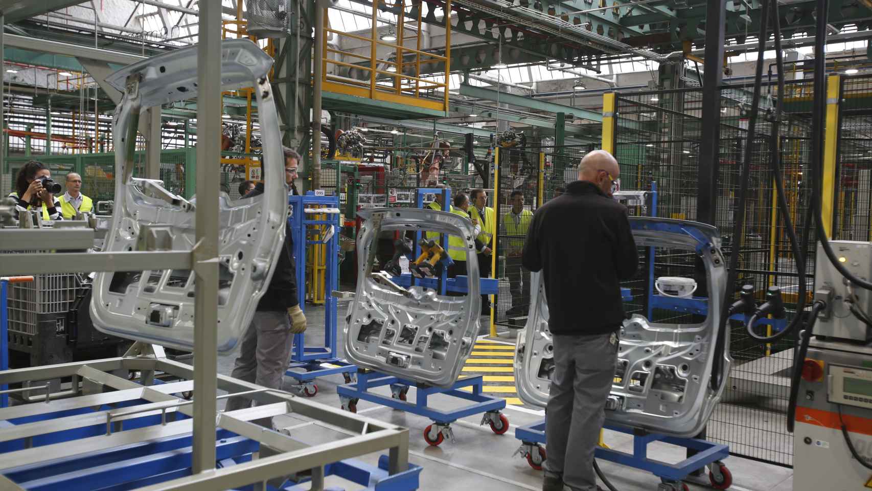 Un trabajador en el interior de la fábrica de Nissan en Ávila