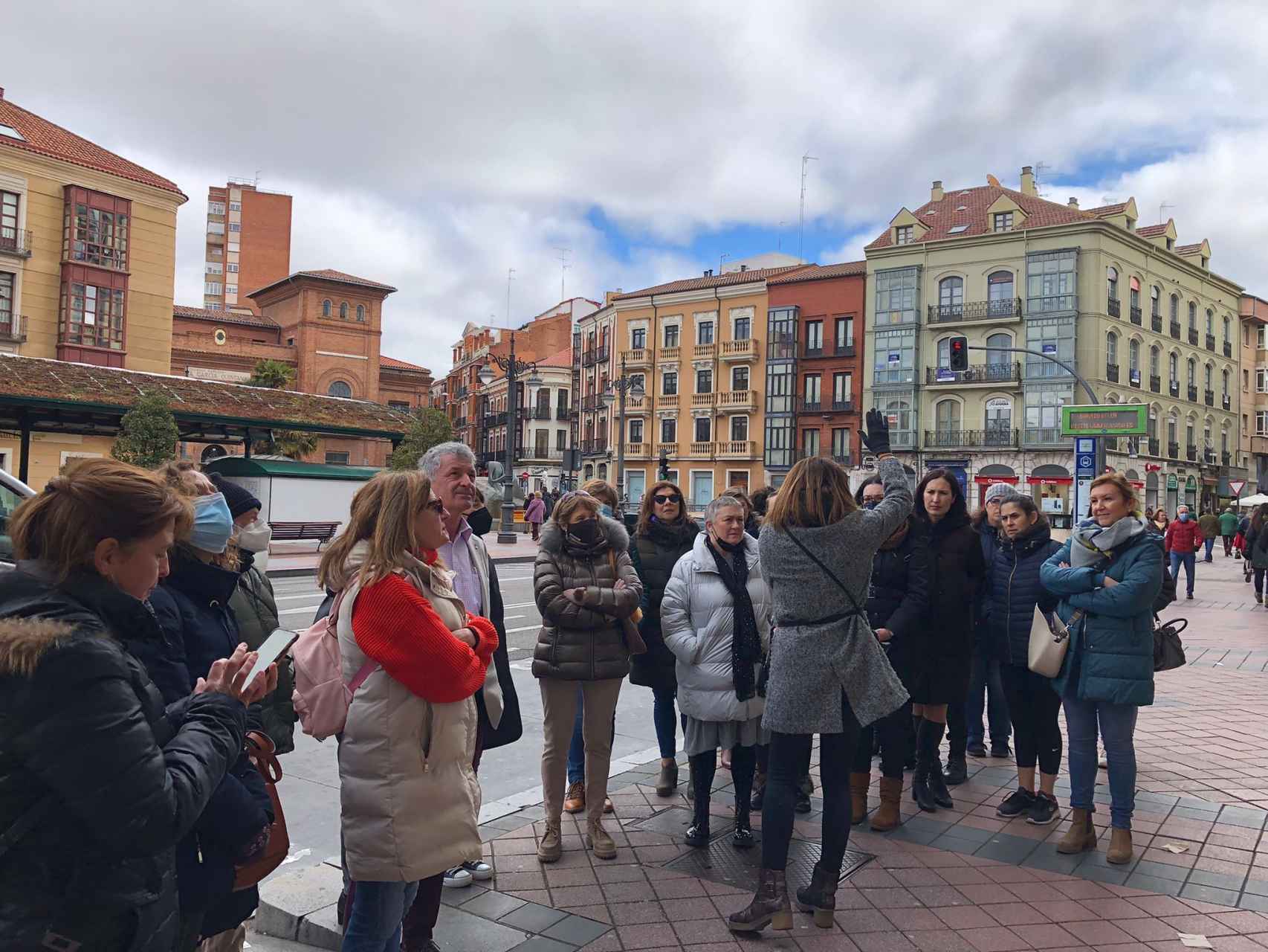 Mujeres de Arroyo se dan una vuelta por Valladolid para ensalza la huella femenina en el 8-M