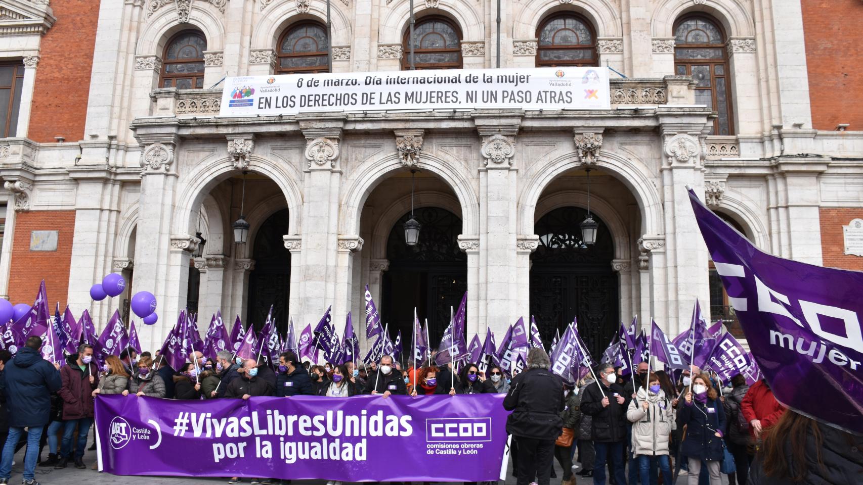 Concentración por el 8-M en la Plaza Mayor de Valladolid, este martes.