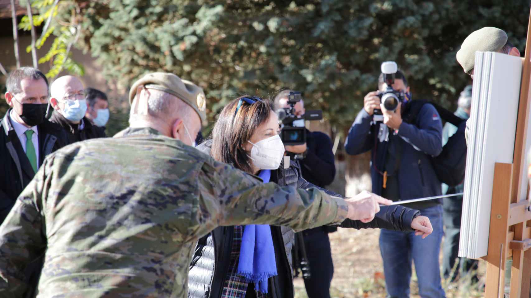 La ministra de Defensa junto al Jefe de Estado Mayor del Ejército de Tierra, durante su visita a este campamento en noviembre del  año pasado