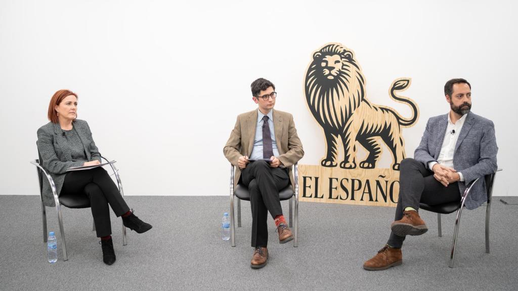 Ana Hernando, directora de Government Affairs del área de vacunas de GSK, Marcos Domínguez, redactor de Ciencia en EL ESPAÑOL, y Jorge del Diego Salas, coordinador nacional de la red de vacunas de la Sociedad Española de Medicina Preventiva, Salud Pública y Gestión Sanitaria.