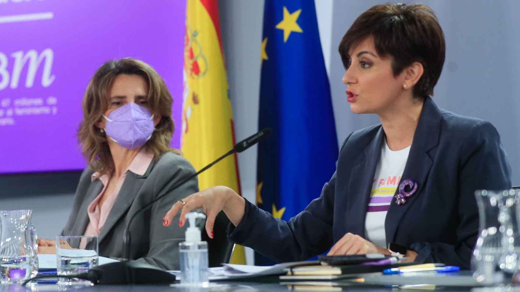 La portavoz del Gobierno, Isabel Rodríguez (d), y la vicepresidenta tercera y ministra para la Transición Ecológica, Teresa Ribera.