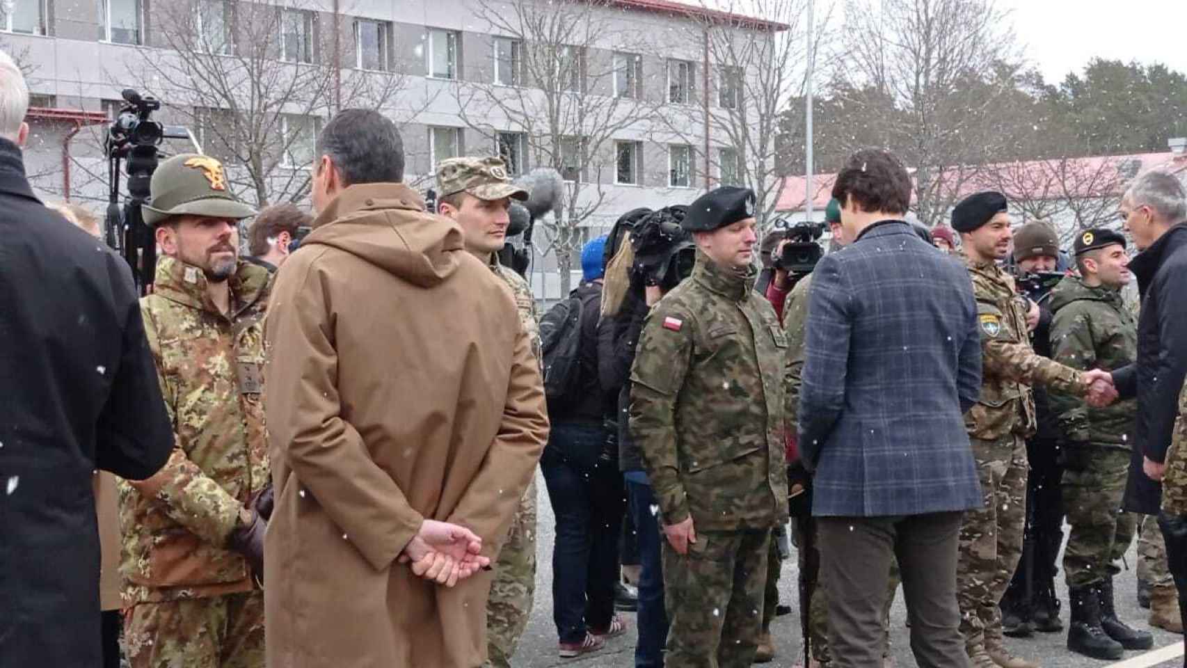 Pedro Sánchez y Justin Trudeau, primer ministro de Canadá, pasan revista a las tropas de la OTAN en la base militar de Adazi (Letonia).