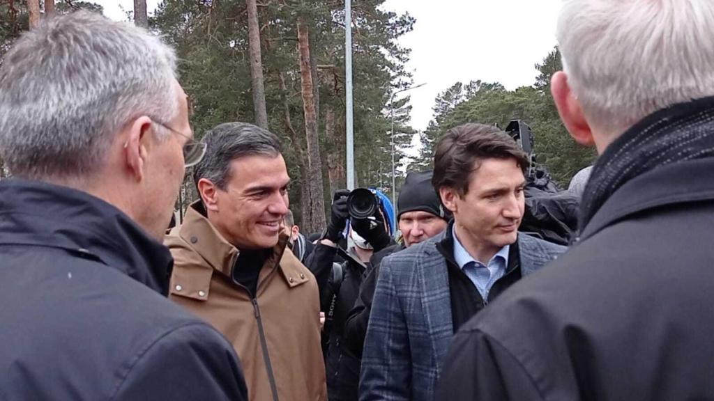 Jens Stoltenberg, secretario general de la OTAN; el primer ministro letón, Krisjanis Kariņs; Pedro Sánchez y el primer ministro canadiense, Justin Trudeau, en la base militar Adazi (Letonia).