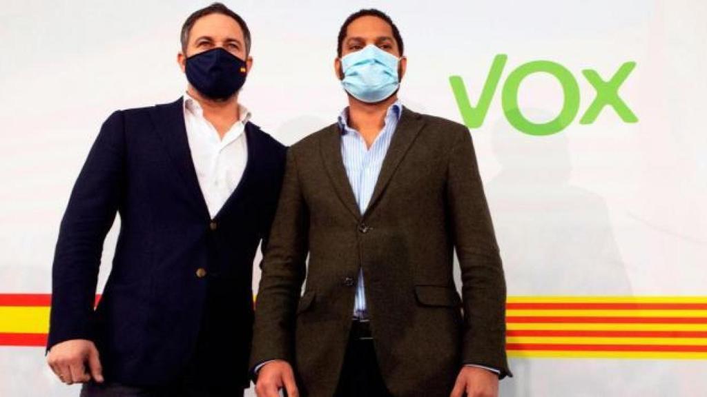 Santiago Abascal (i), presidente del Vox, junto al candidato Ignacio Garriga (d).