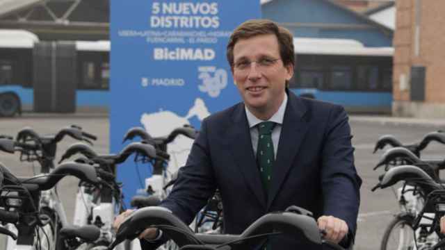El alcalde de Madrid, José Luis Martínez-Almeida, con una bici de BiciMad.