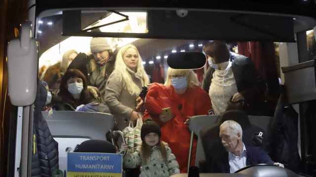 Imagen de la llegada del autobús solidario con refugiados ucranianos.