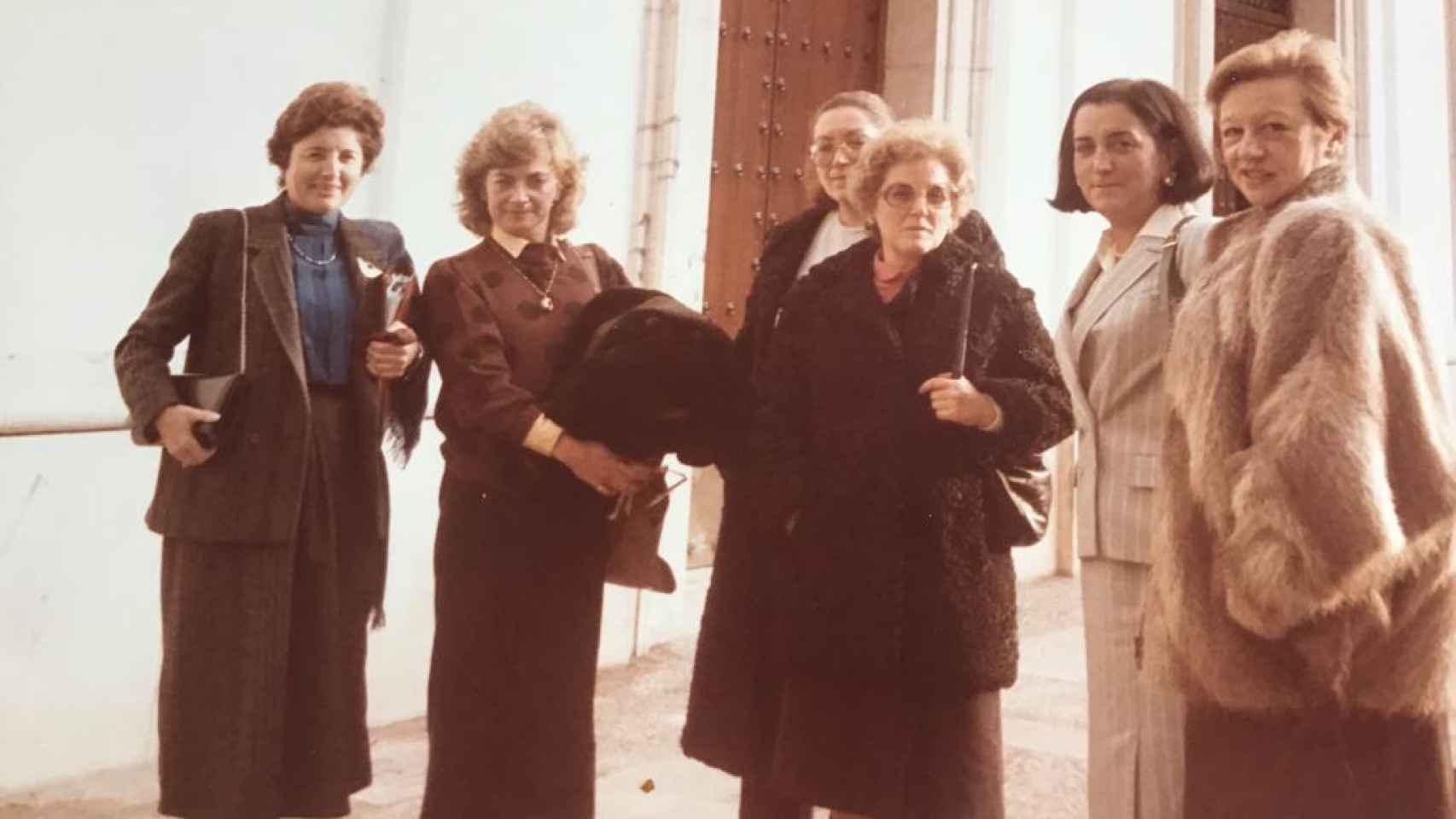 Las primeras diputadas andaluzas en el Parlamento de 1982. Amparo Rubiales es la segunda por la izquierda.