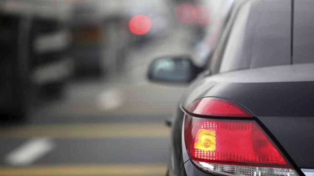 Un coche con el intermitente encendido.