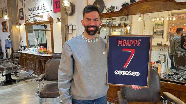 El valenciano Nando Díaz, con la camiseta que le regaló Mbappé cuando le cortó el pelo en París. EE