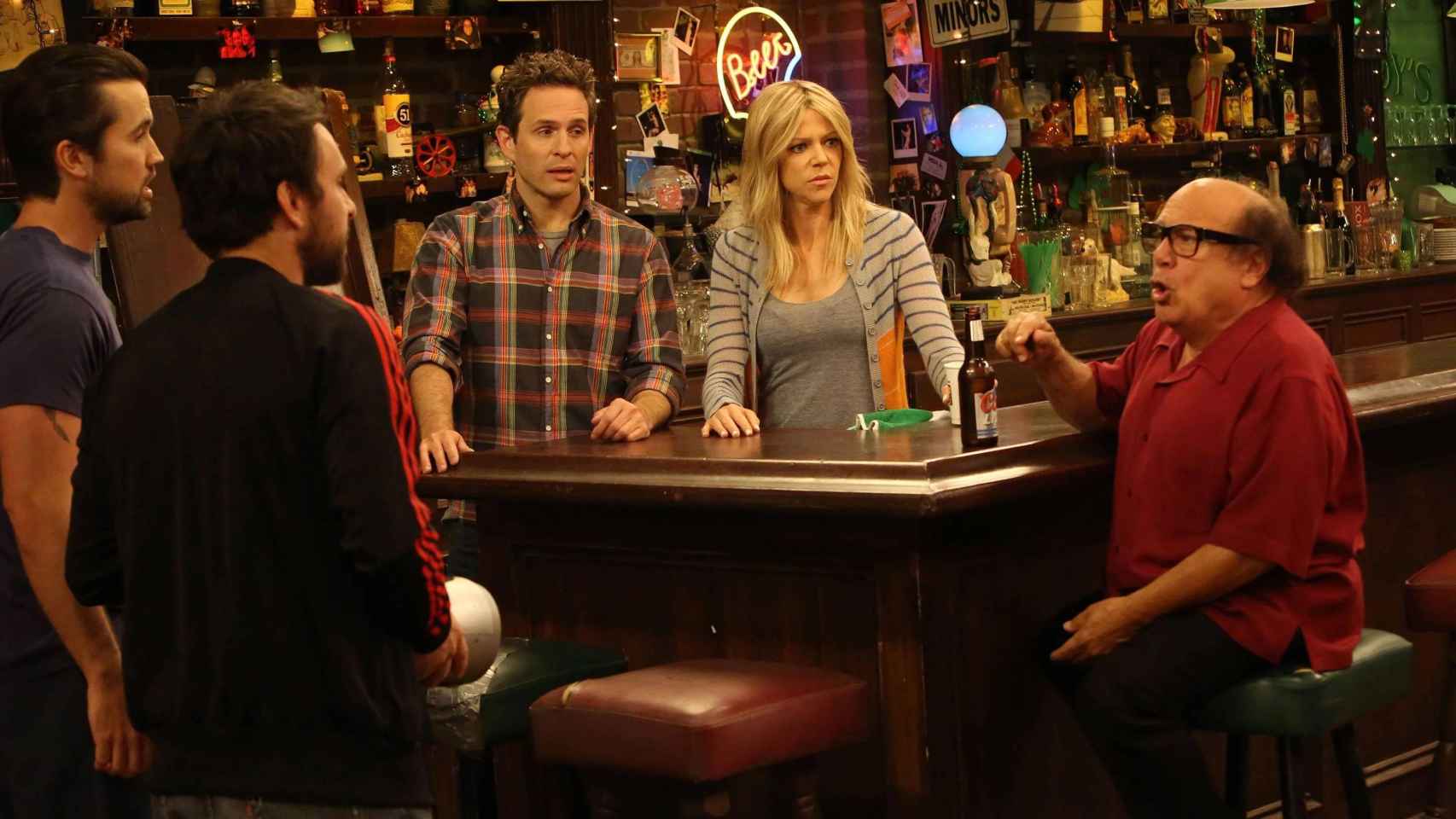 Charlie, Mac, Dennis, Dee y Frank en una de sus típicas discusiones en el bar.
