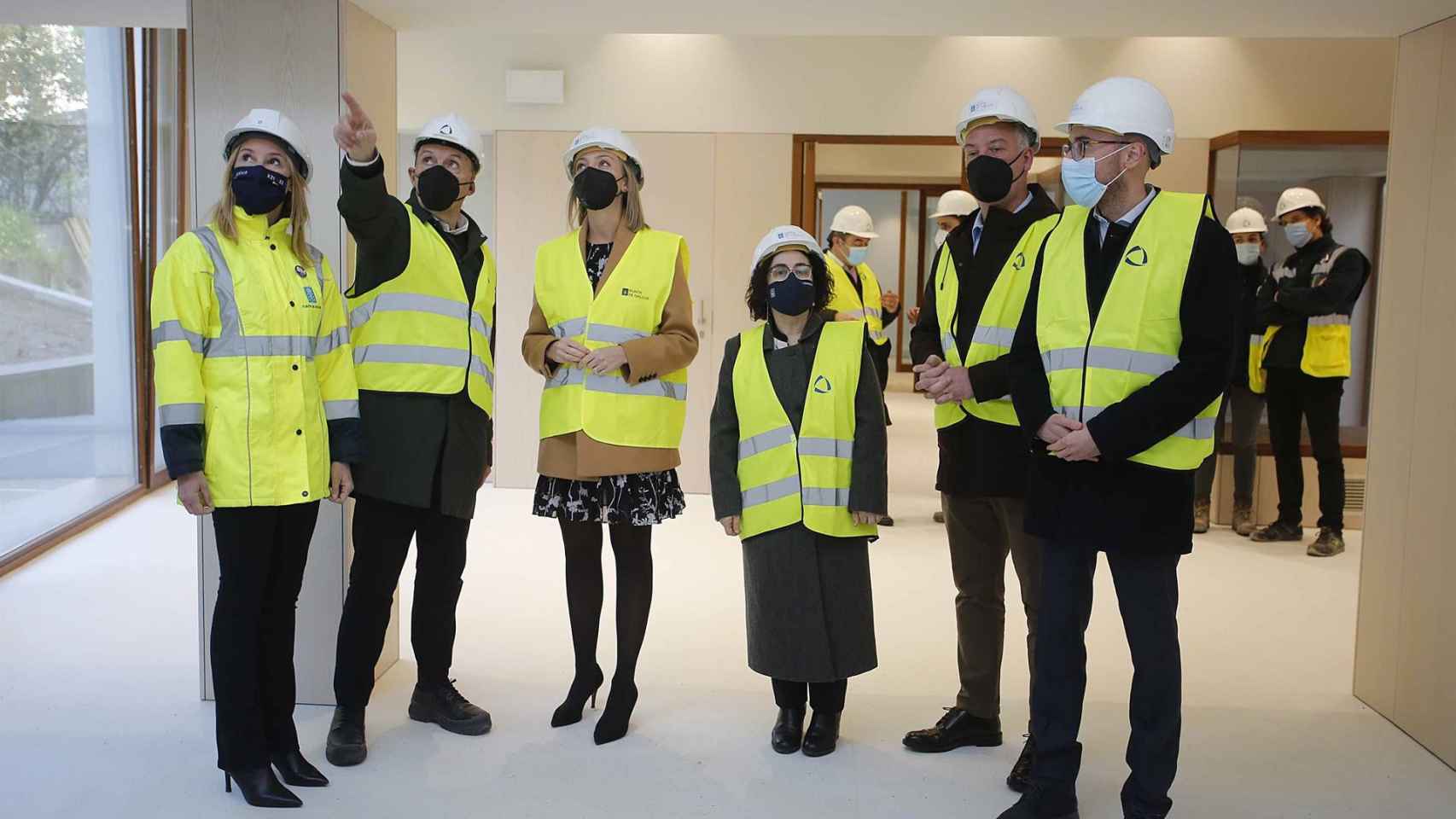 Fabiola García y Marta Fernández-Tapias, entre otros, en la nueva escuela infantil de la Ciudad de la Justicia de Vigo.