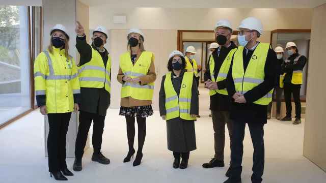 Fabiola García y Marta Fernández-Tapias, entre otros, en la nueva escuela infantil de la Ciudad de la Justicia de Vigo.