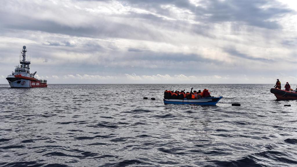 Una embarcación rápida del Open Arms se acerca a migrantes en un bote de madera. Foto: Antonio Sempere - Europa Press