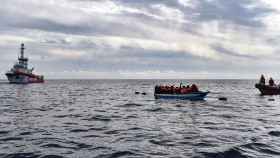 Una embarcación rápida del Open Arms se acerca a migrantes en un bote de madera. Foto: Antonio Sempere - Europa Press