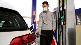 Un hombre reposta gasolina en una estación de servicio de Castilla y León