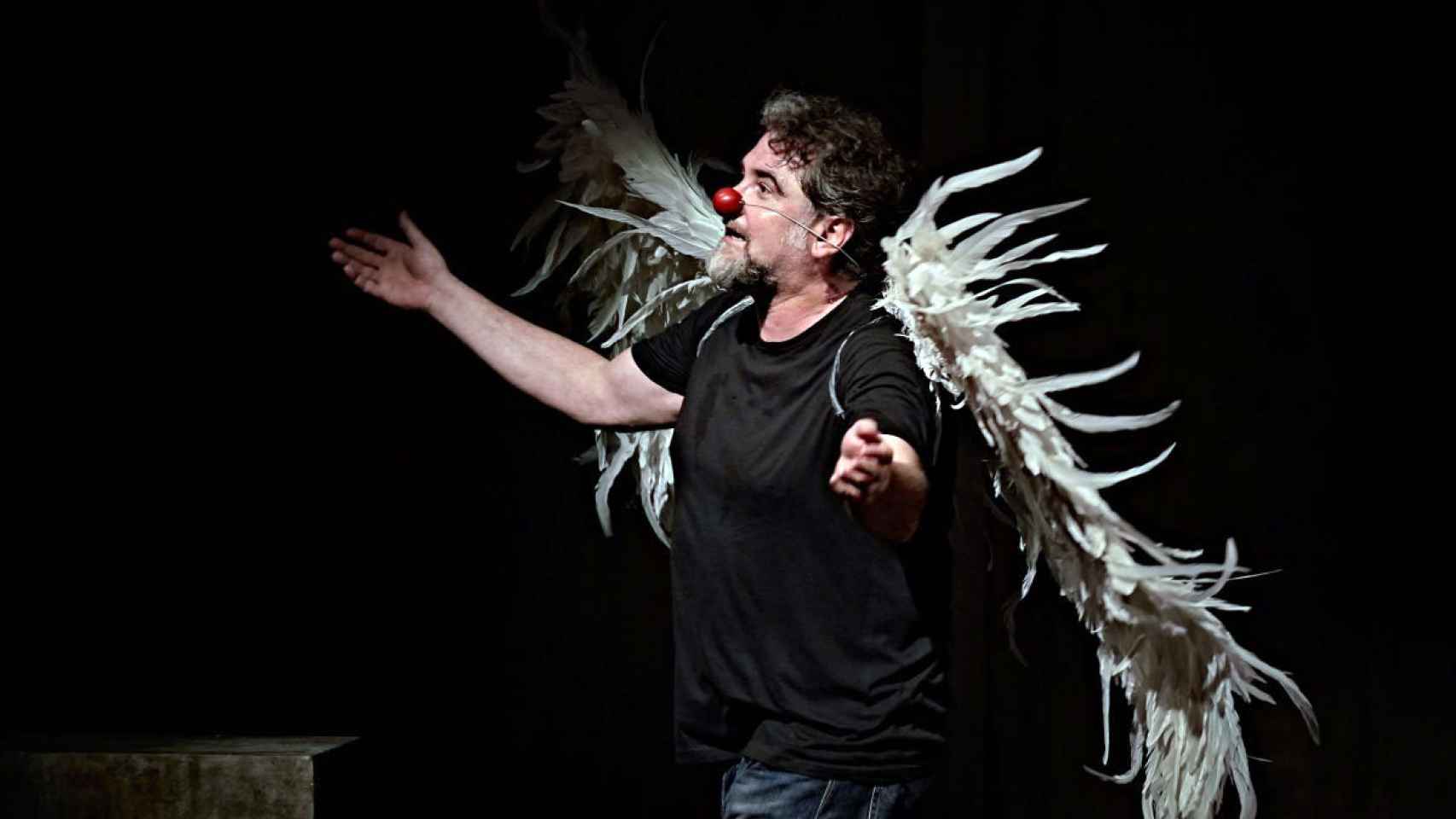 Un actor durante la representación de una obra en el Auditorio Ciudad de León