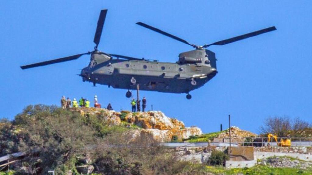 Chinook dejando la carga en la cima