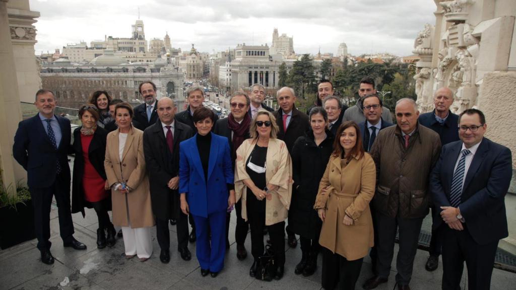 La ministra Isabel Rodríguez y la presidenta ejecutiva de EL ESPAÑOL - EL DIGITAL CLM, Esther Esteban, en el centro de la imagen junto a varios miembros del Club Conecta.