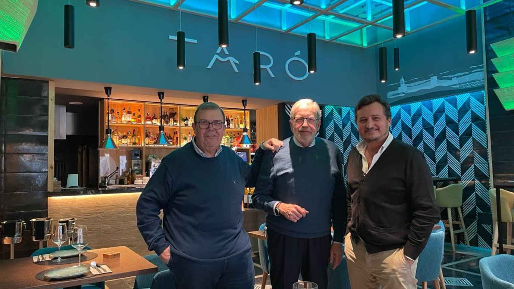 De izquierda a derecha, Rafael Recio, Clemente Solo de Zaldívar y Eduardo Pastor en el restaurante Taró.