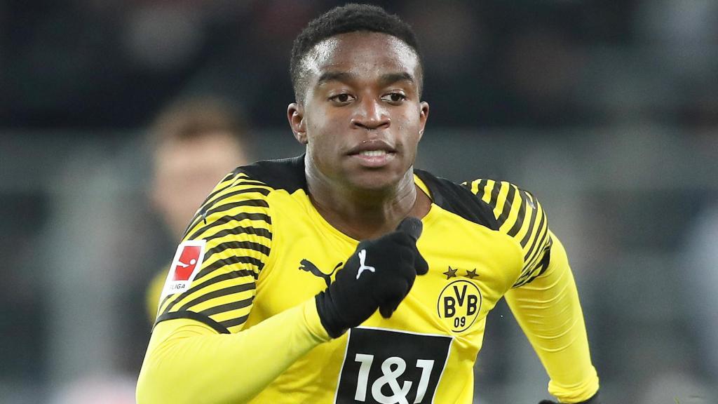 Youssufa Moukoko, en un partido con el Borussia Dortmund.