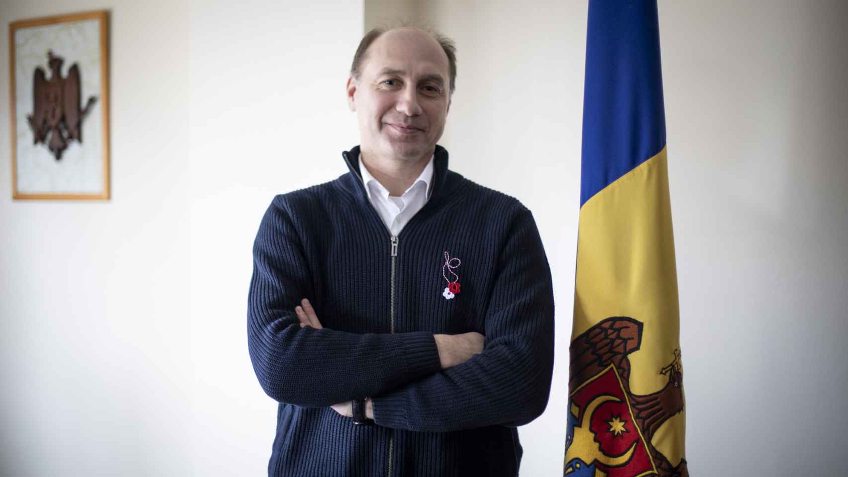 Eugeniu Revenco, con la bandera de Moldavia en su despacho.