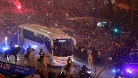 El autobús del Real Madrid, llegando al Santiago Bernabéu.