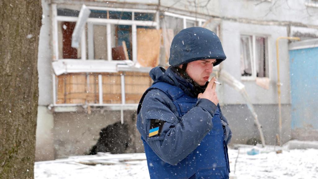 Un soldado del Ejército ucraniano fuma en la ciudad de Járkov.