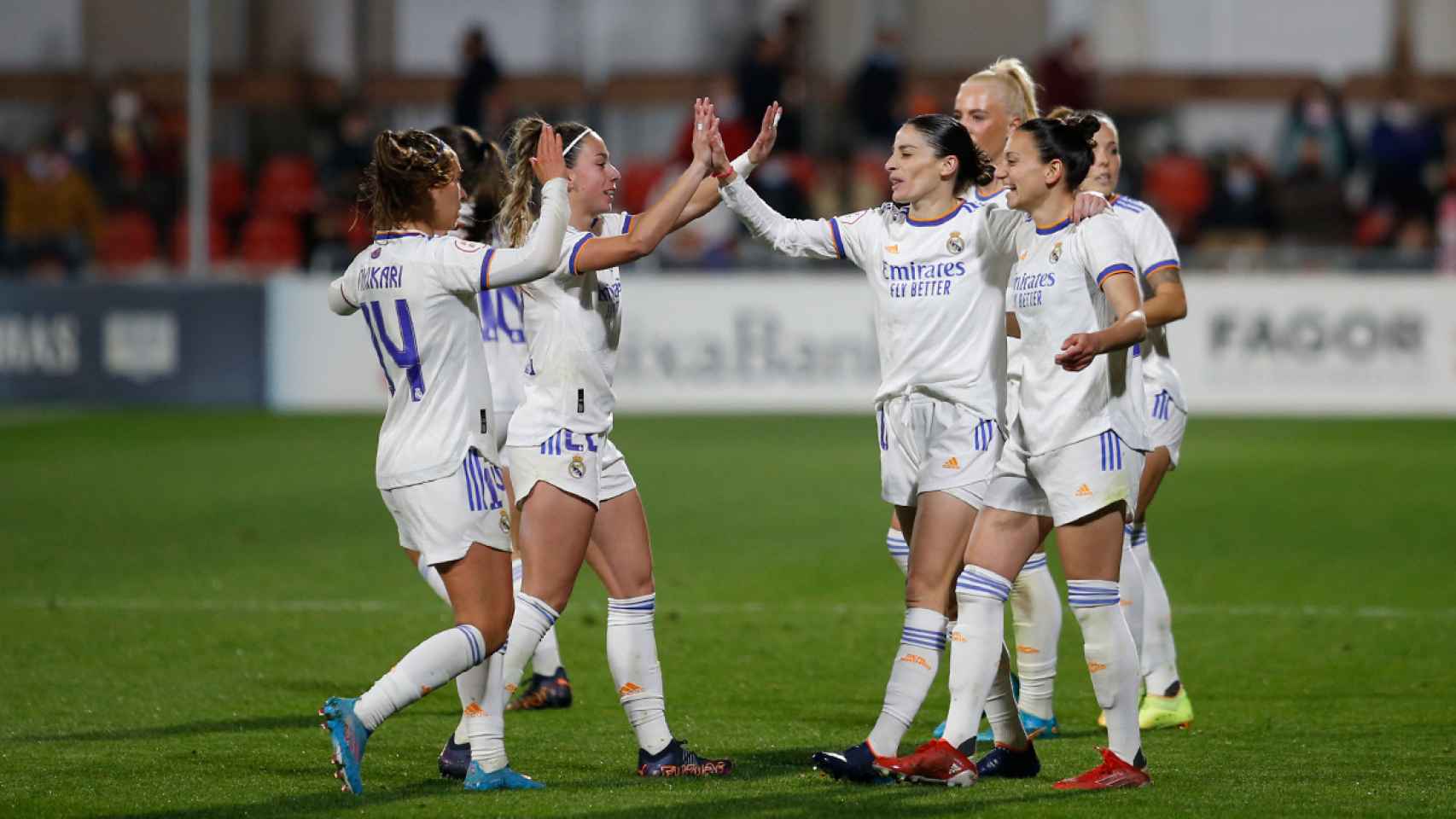 Las jugadoras del Real Madrid Femenino celebran el triunfo.