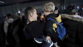 Una familia ucraniana llega a la Comunidad Valenciana en la noche del martes.