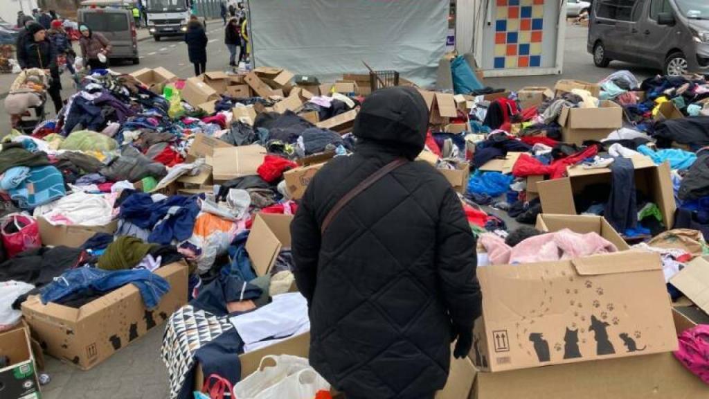 Cajas de ropa donadas para las familias refugiadas ucranianas.