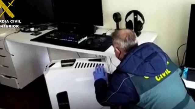 Guardia Civil analizando el ordenador del detenido