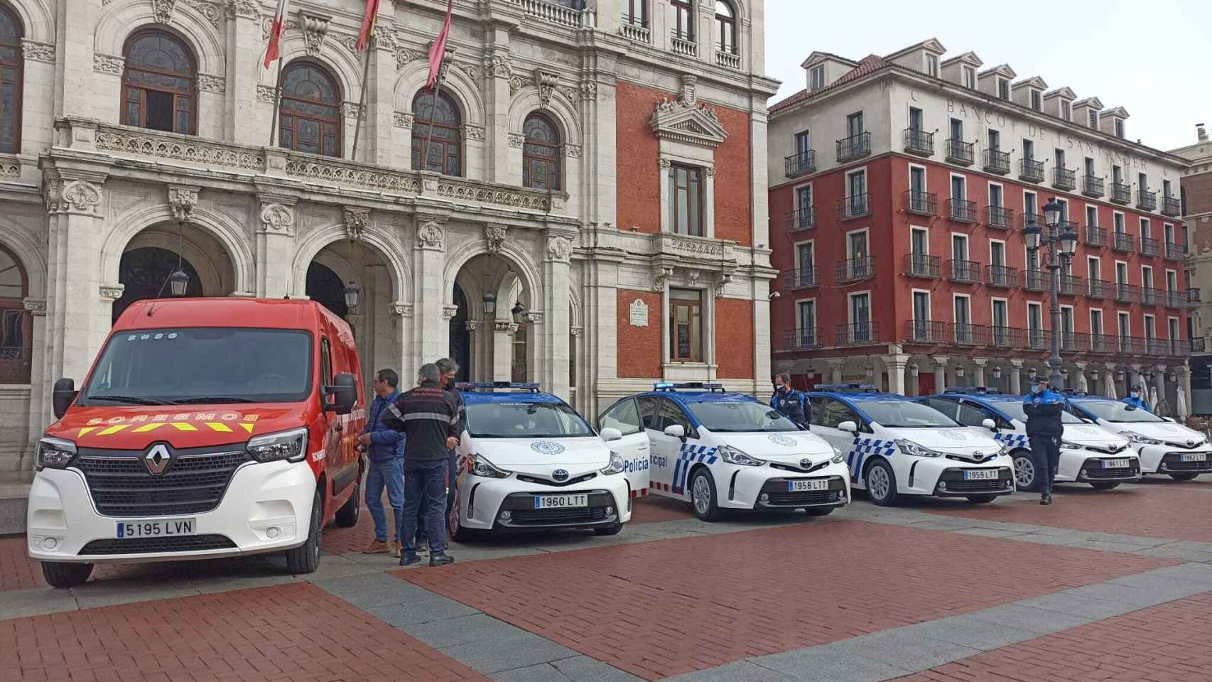El Ayuntamiento ha presentado cinco nuevos vehículos para la flota de la Policía Local y uno para Bomberos