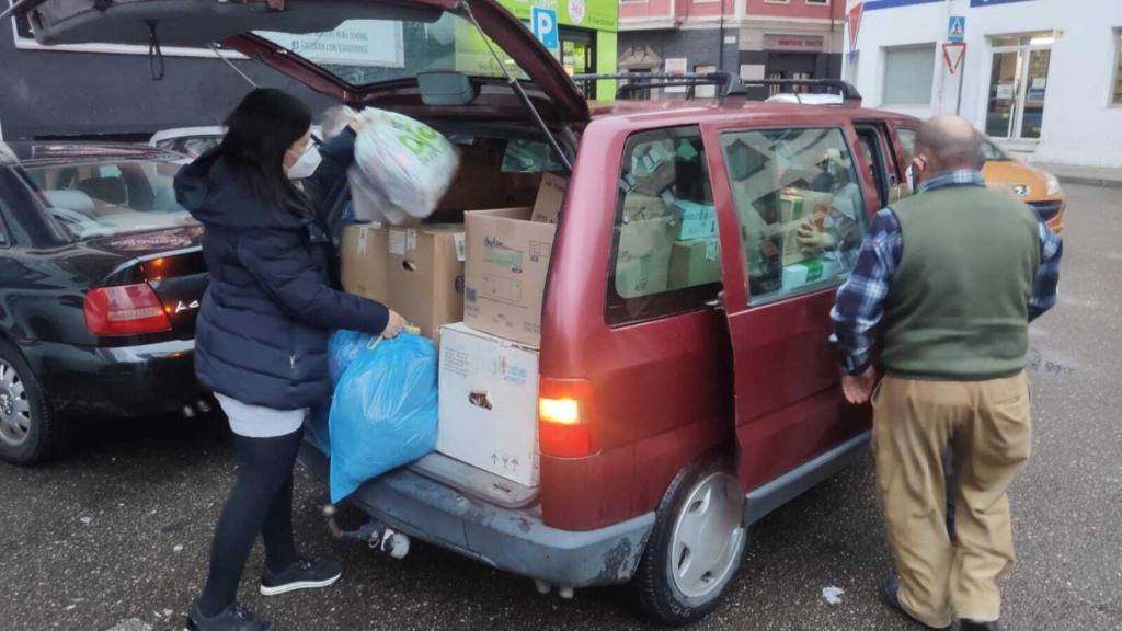 Furgoneta cargada de víveres para llevar a la frontera entre Polonia y Ucrania