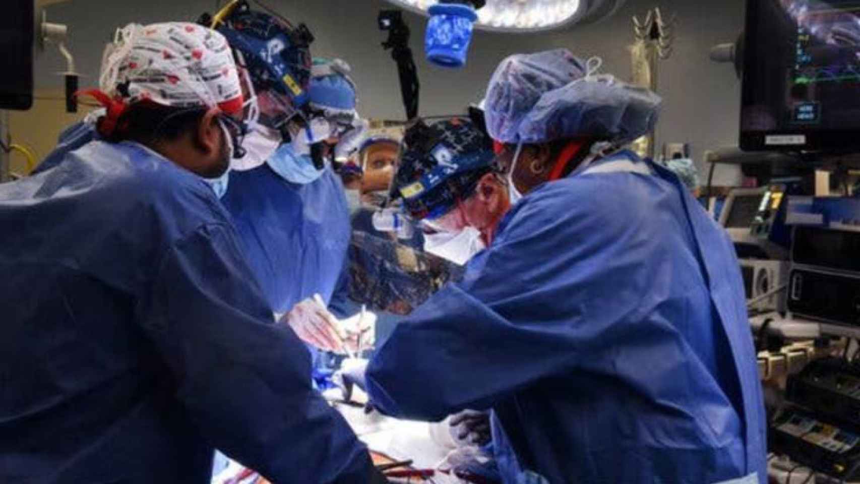 El equipo médico durante la intervención quirúrgica.