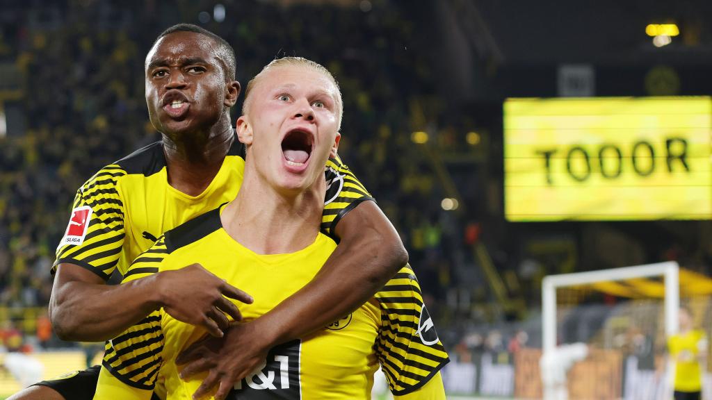 Youssoufa Moukoko celebra un gol con Erling Haaland.