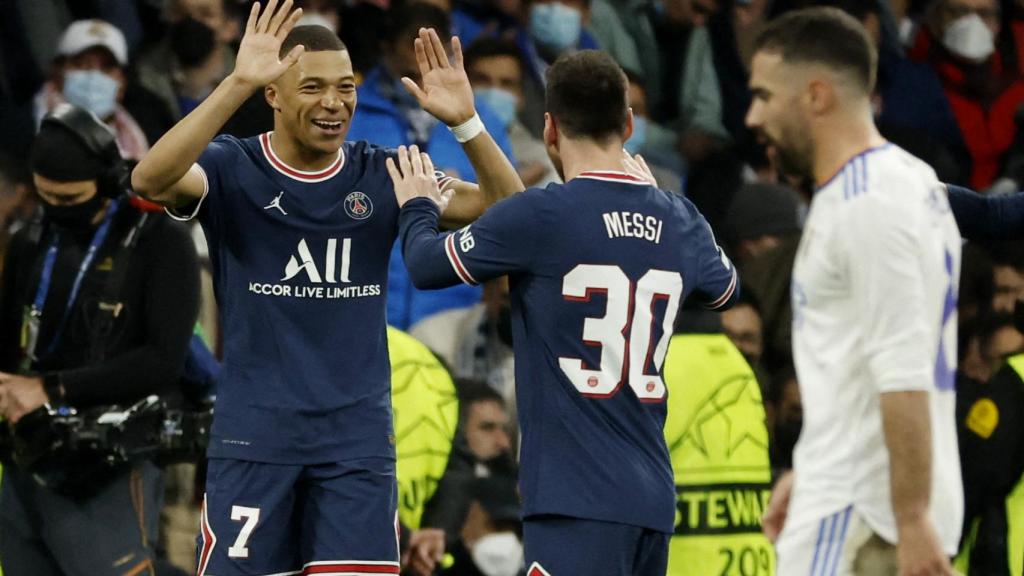 Kylian Mbappé y Leo Messi celebran el gol del francés al Real Madrid