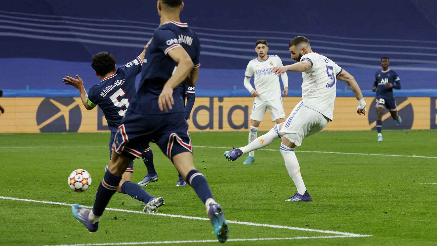Karim Benzema remata un pase dentro del área del PSG y marca gol