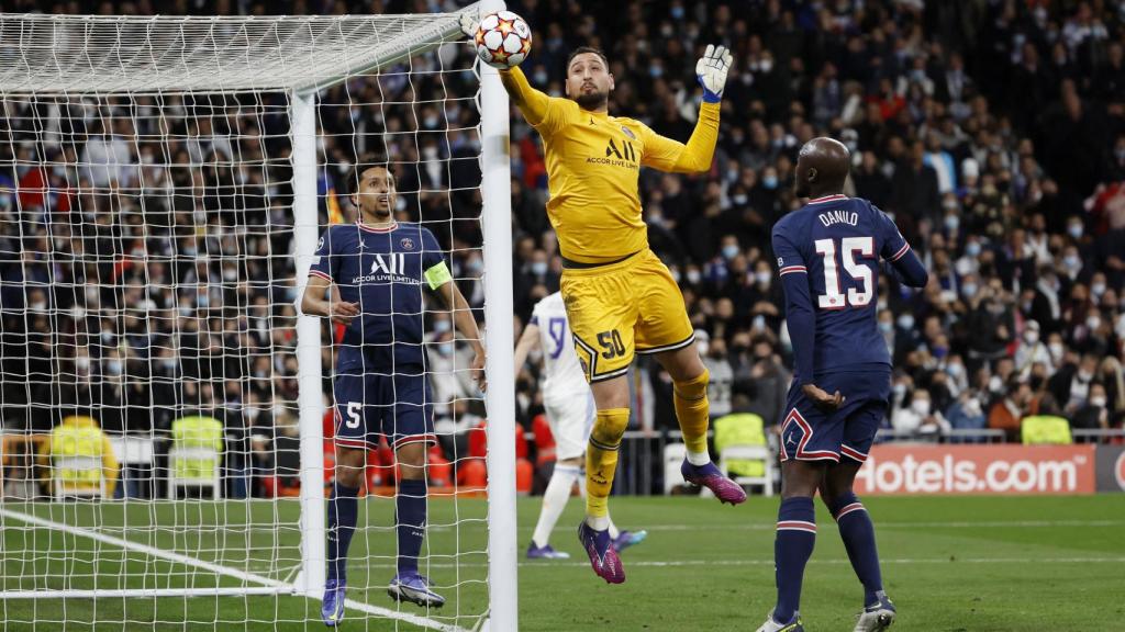 Gianluigi Donnarumma despeja un balón a córner