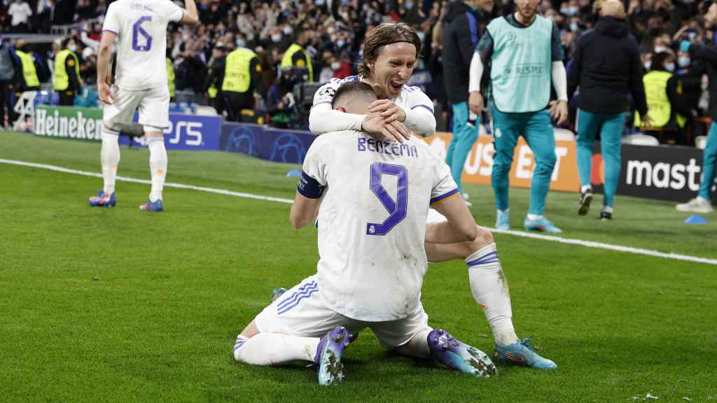 Luka Modric abraza a Karim Benzema tras su tercer gol al PSG