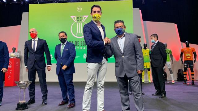 Javier Medina, directivo del Jaén Paraíso Interior y Luis Palencia, presidente del Viña Albali Valdepeñas en el sorteo.