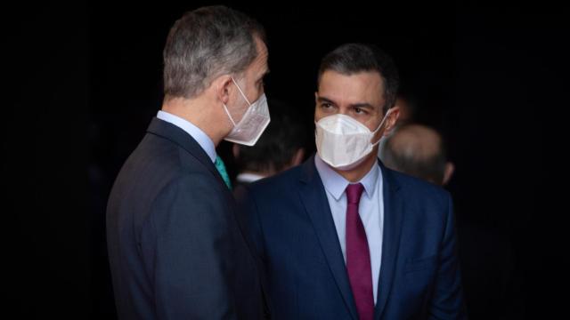 Felipe VI y Pedro Sánchez conversan en la inauguración del Mobile World Congress 2022, en Barcelona.