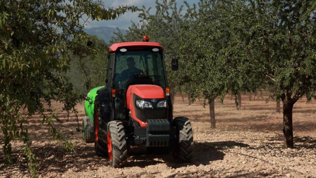 El dispositivo SCG, instalado en el tractor o flota de tractores de cualquier marca, permite digitalizar las tareas de campo (fertilización, pulverización, triturado de leña, poda, etc.), así como el control de operarios, costes y mantenimiento de los implementos agrícolas.