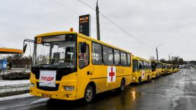 Un convoy de autobuses en Mariupol para entregar ayuda humanitaria y evacuar personas.