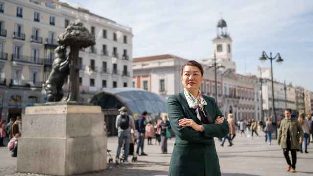 María Li Bao, la reina de los chinos elegantes de Madrid, en la Puerta del Sol.