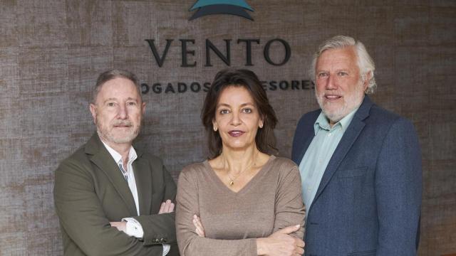 Los abogados M. Castellon (iz), M. Jaraiz (centro) y J. Velasco.