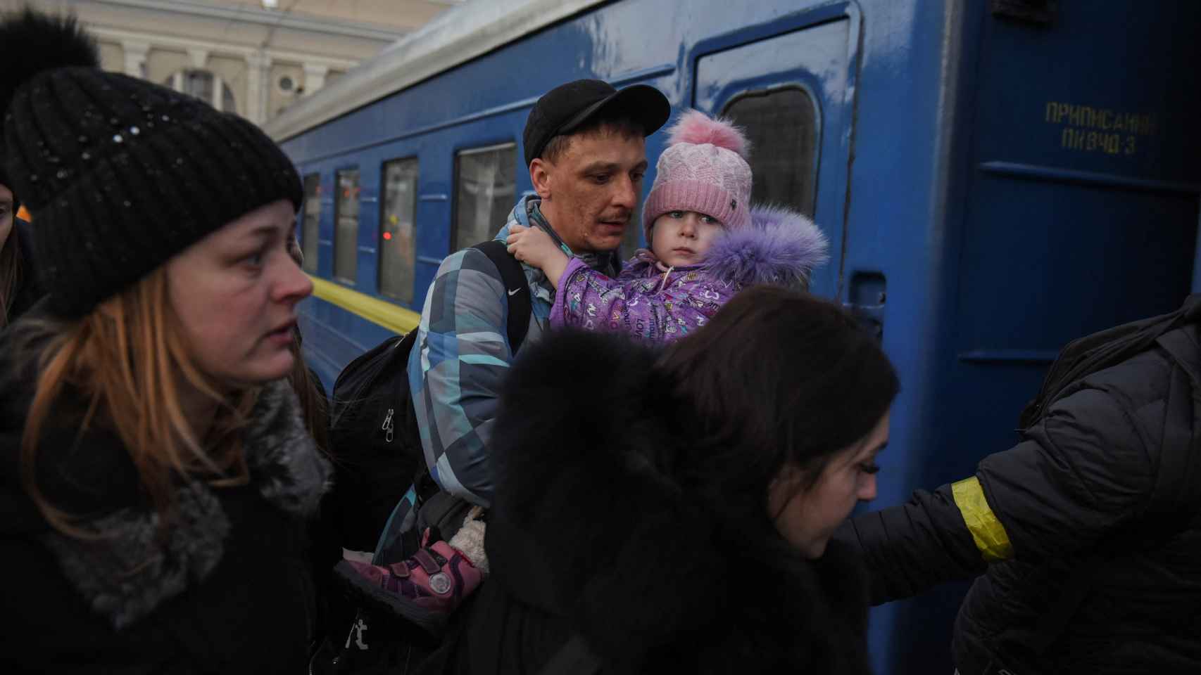 Civiles ucranianos toman un tren para salir del país, en Odesa.