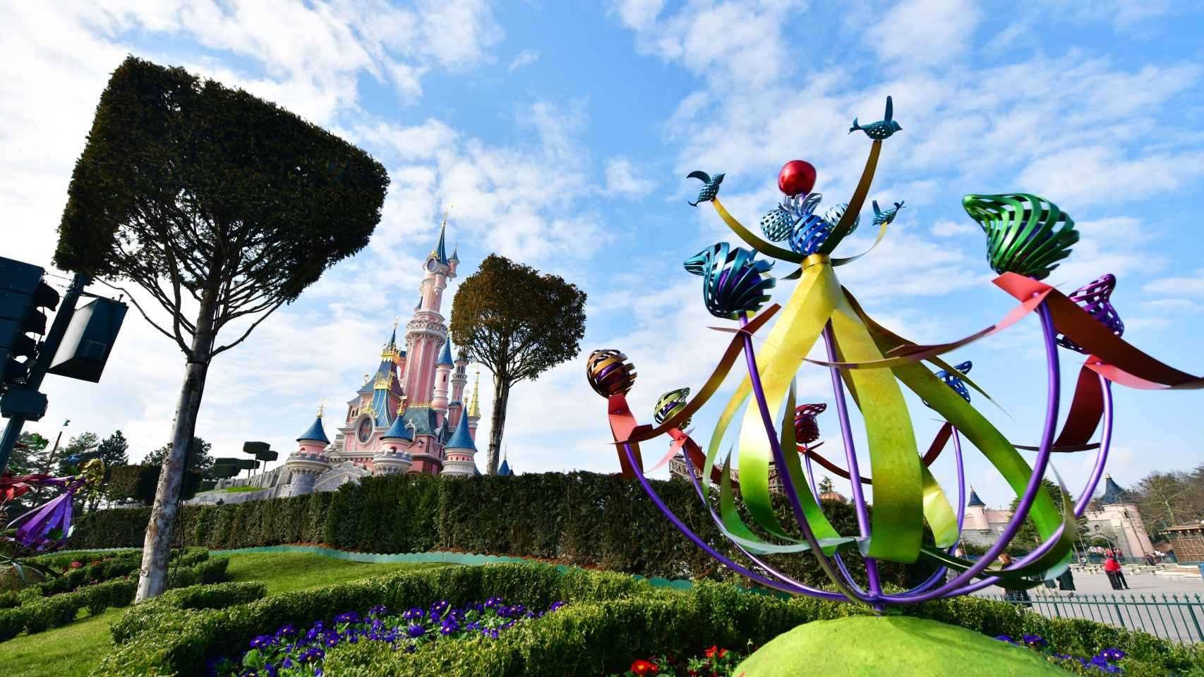 Blancanieves representada en los nuevos jardines de Disneyland.