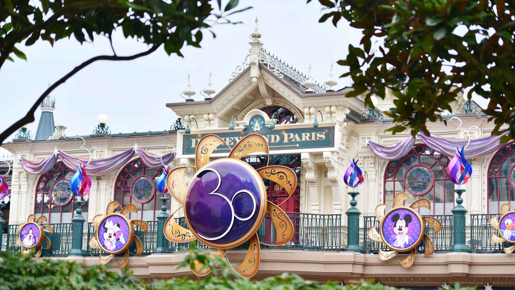 Decoración del 30 aniversario del parque Disneyland.