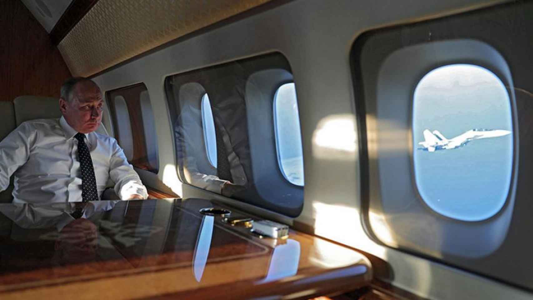Putin en el interior del avión presidencial y escoltado por cazas Su-30